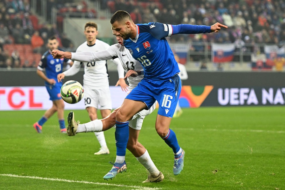 Na snímke vpravo hráč Slovenska Dávid Hancko a hráč Estónska Maksin Paskotsi počas zápasu C-divízie Ligy národov (LN) Slovensko - Estónsko v Trnave v utorok 19. novembra 2024. 