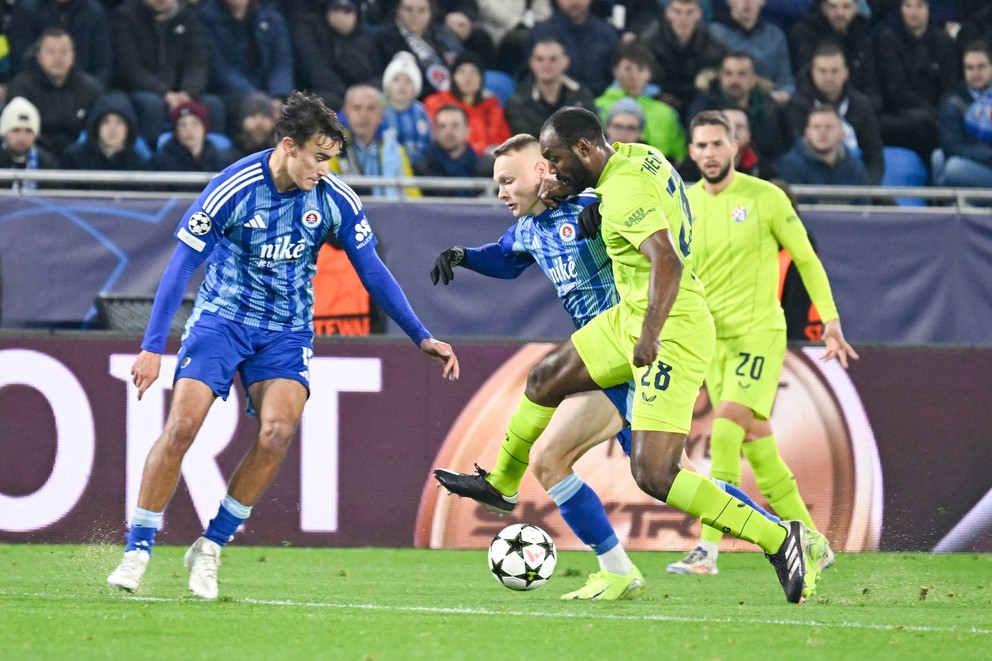 Na snímke zľava Dávid Strelec, Nino Marcelli (obaja Slovan) a Kévin Théophile-Catherine (Dinamo) bojujú o loptu počas zápasu 4. kola ligovej fázy Ligy majstrov (LM) vo futbale ŠK Slovan Bratislava - Dinamo Záhreb v Bratislave v utorok 5. novembra 2024.