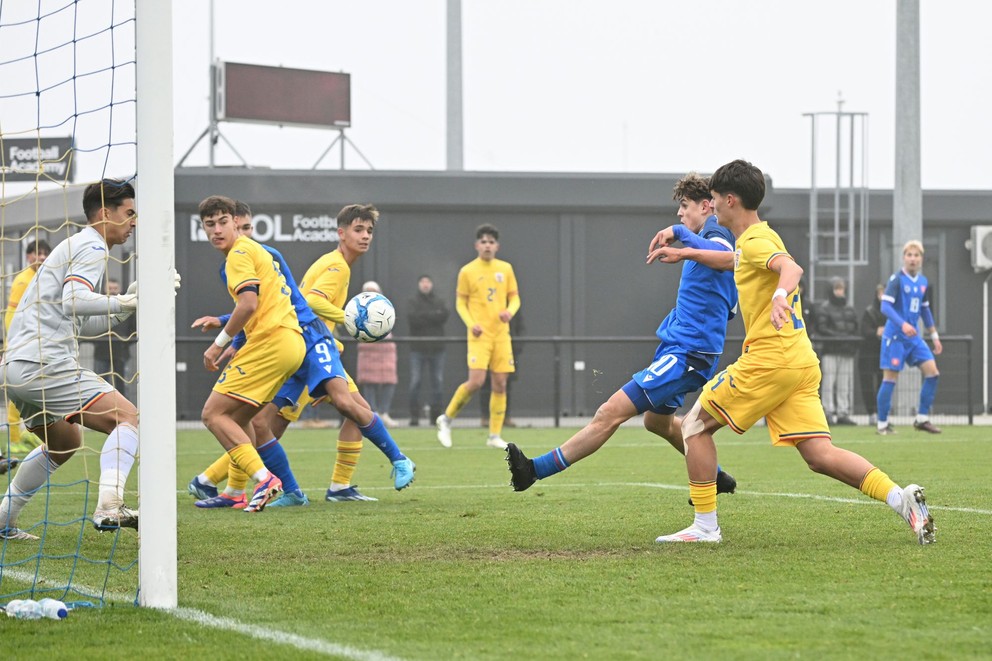 Alex Vrábel strieľa gól v prípravnom zápase Slovensko 16 – Rumunsko 16 v Dunajskej Strede (17.11.2024)