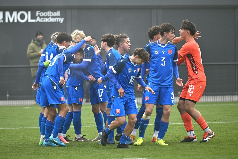 Radosť slovenských reprezentantov do 16 rokov po strelení gólu v prípravnom zápase Slovensko 16 – Rumunsko 16 v Dunajskej Strede (17.11.2024)