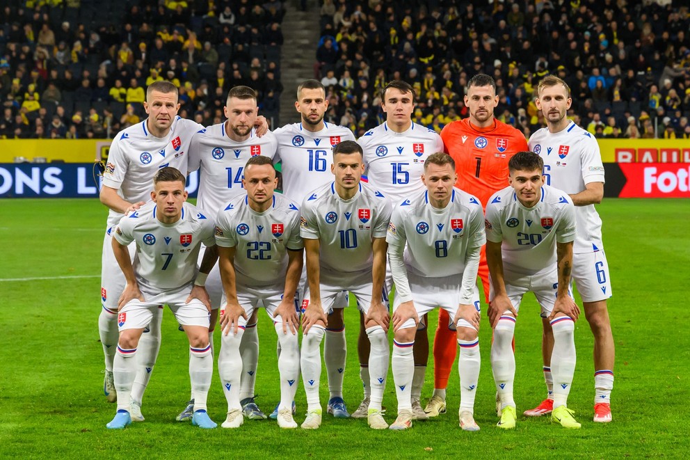 Futbalisti základnej jedenástky Slovenska pózujú pred zíapasom 5. kola C-divízie Ligy národov Švédsko - Slovensko v sobotu 16. novembra 2024 v Štokholme. Horný rad zľava Denis Vavro, Milan Škriniar, Dávid Hancko, David Strelec, brankár Martin Dúbravka a Norbert Gyömbér. Dolný rad zľava Tomáš Suslov, Stanislav Lobotka, László Bénes, Ondrej Duda a Dávid Ďuriš. 