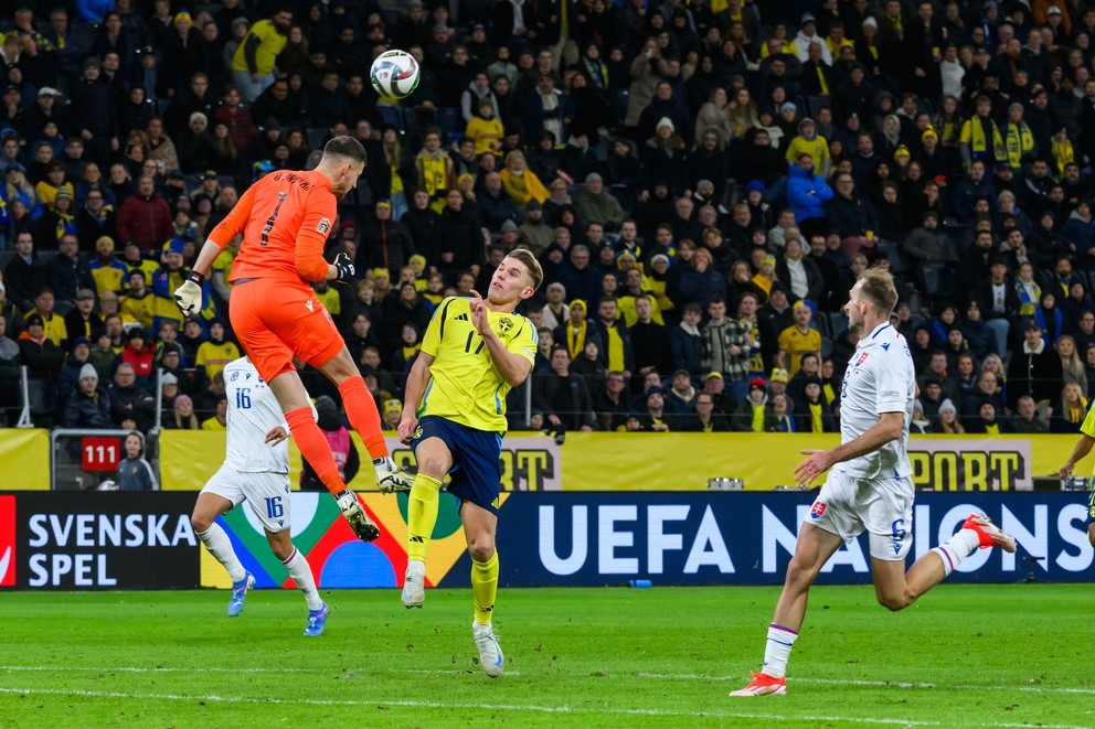 Na snímke zľava brankár Martin Dúbravka (Slovensko) a Viktor Gyökeres (Švédsko) a Norbert Gyömbér (Slovensko) počas zápasu 5. kola C-divízie Ligy národov Švédsko - Slovensko v sobotu 16. novembra 2024 v Štokholme. 