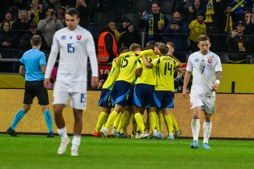 Na snímke vľavo David Strelec (Slovensko), uprostred hráči Švédska sa tešia z gólu na 2:1 a vpravo Tomáš Suslov (Slovensko) počas zápasu 5. kola C-divízie Ligy národov Švédsko - Slovensko v sobotu 16. novembra 2024 v Štokholme.