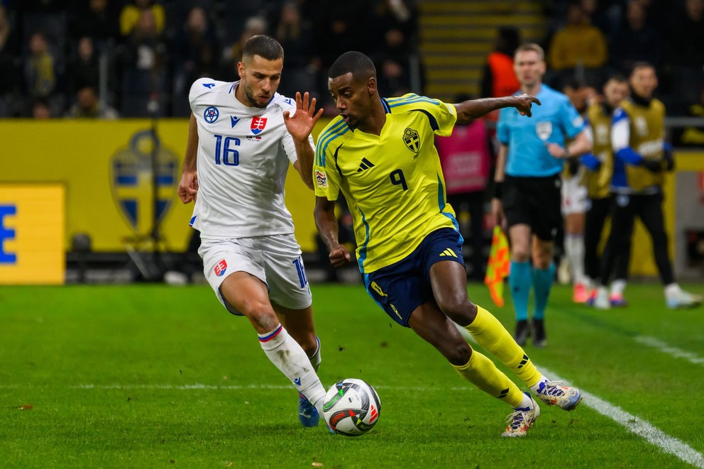 Na snímke zľava Dávid Hancko (Slovensko) a Alexander Isak (Švédsko) počas zápasu 5. kola C-divízie Ligy národov Švédsko - Slovensko v sobotu 16. novembra 2024 v Štokholme. 