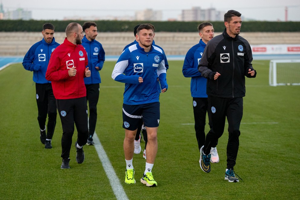 Samuel Kopásek (vľavo) a Ľubomír Belko (v čiernom) na tréningu reprezentácie do 21 rokov v Šamoríne pred dvojzápasom s Holandskom a Portugalskom (10.11.2024)