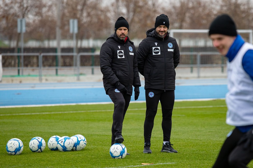 Tibor Goljan (vľavo) a fyzioterapeut Jozef Štieber na tréning reprezentácie do 21 rokov v Šamoríne pred dvojzápasom s Holandskom a Portugalskom (13.11.2024)