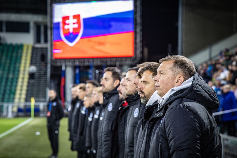 Tréner Jaroslav Kentoš a jeho realizačný tím pred prípravným zápasom Slovensko 21 - Holandsko 21 na štadióne v Žiline (14.11.2024).