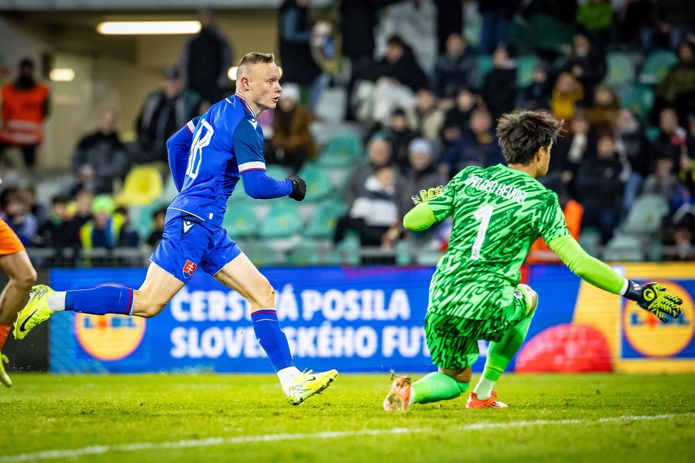 Nino Marcelli prekonáva Dani van den Heuvela v prípravnom zápase Slovensko U21 – Holandsko U21 v Žiline (14.11.2024)