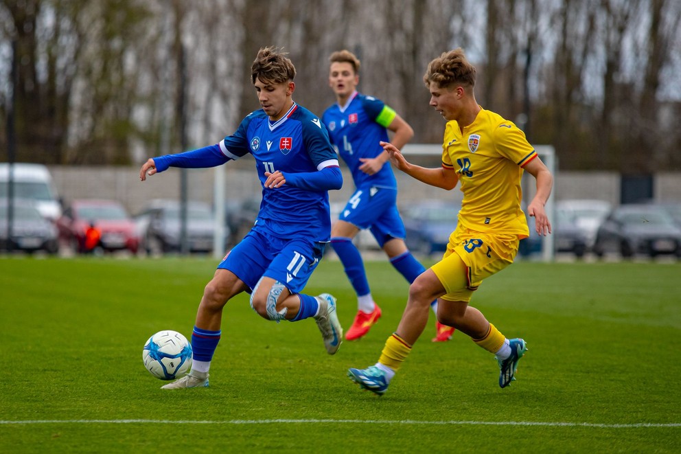 Lukáš Kuman (11), Andrei Niculcea v prípravnom zápase Slovensko U16 – Rumunsko U16 v Dunajskej Strede (15.10.2024)