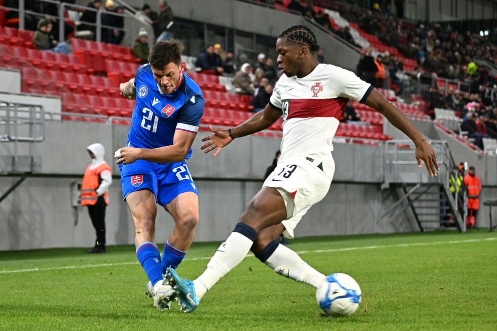 Samuel Kopásek (v modrom) v súboji s Flávio Nazinhom v prípravnom zápase Slovensko U21 – Portugalsko U21 v Trenčíne (18.11.2024)