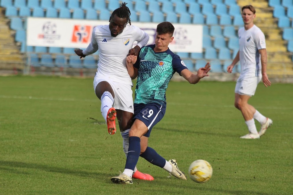 15.kolo TIPOS 3.ligy ZÁPAD spestrí košické derby Slávia TU vs. FC Lokomotíva. 