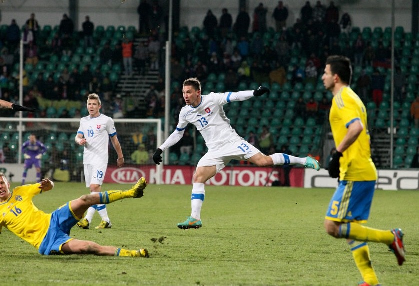 Strelecký pokus Filipa Hološka v prípravnom zápase Slovensko - Švédsko 0:0. Žilina, 26. marca 2013.