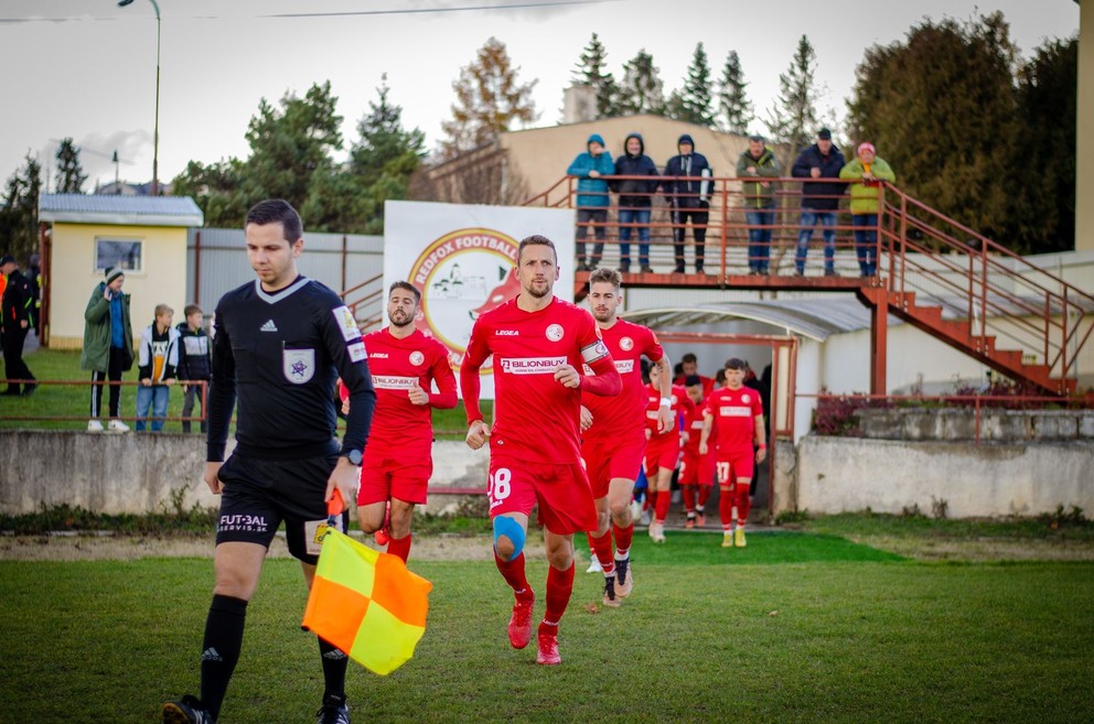 Skúsený Michal Piter Bučko (v strede) vedie svoje mužstvo do zápasov ako kapitán.