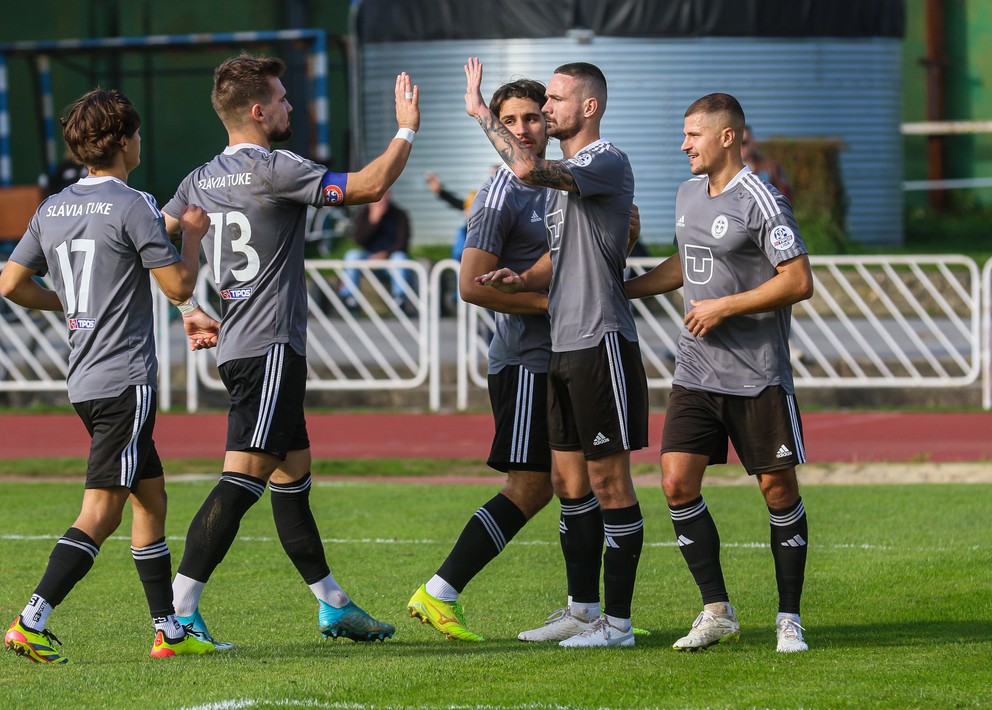 Hráči Slávie TU Košice majú pred posledným zápasom proti Lokomotíve Košice nedostihnuteľný 6-bodový náskok na čele tabuľky.