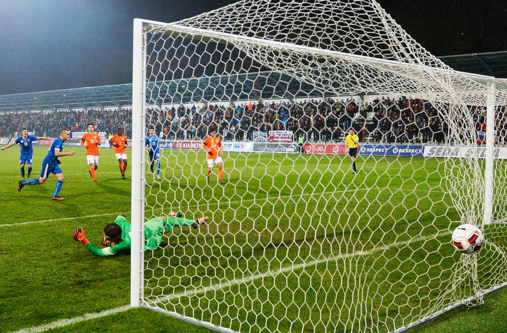 Jeden z najpamätenších zápasov slovenskej 21-ky a slávne víťazstvo nad Holandskom v Myjave 17. novembra 2015. Na snímke Slovák Adam Zreľák premieňa pokutový kop a zvyšuje na konečných 4:2.