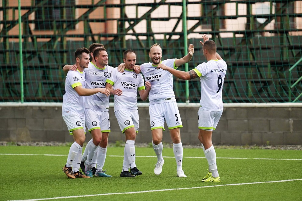 Hráči Vranova strácajú na prvú Sláviu 6 bodov a rovnaký náskok majú pred trojicou tímov Snina, Stropkov a Spišská Nová Ves. 