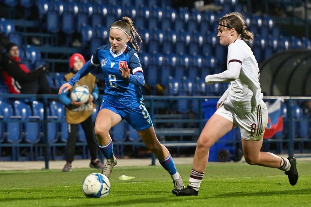 Na snímke zľava Ema Marhevková a Laura Kallase v zápase 1. fázy kvalifikácie o postup na ME 2025 Slovensko WU17 - Lotyšsko WU17 3:0 (Poprad, 8.11.2024).