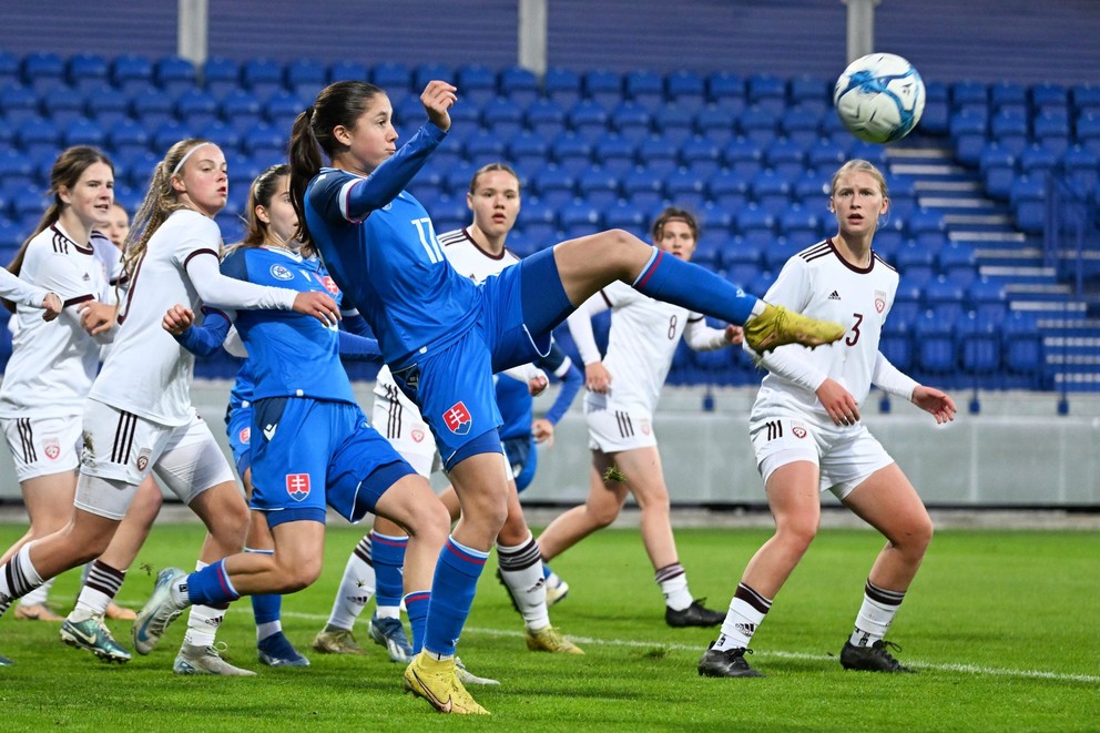 Victoria Havalec (č.17) v zápase Slovensko WU17 - Lotyšsko WU17 v zápase turnaja 1. fázy kvalifikácie o postup na ME 2025 (Poprad, 8.11.2024).