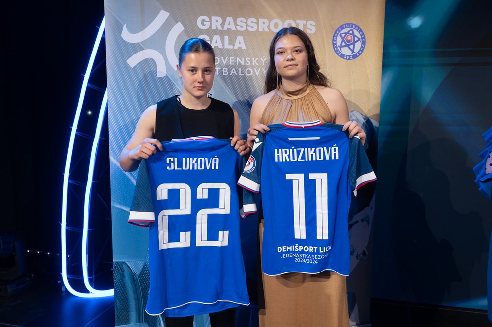 Matilda Sluková, Futbalistka roka 2024 v kategórii WU17 (vľavo) a Darina Hrúziková, Futbalistka roka 2024 v kategórii WU19.