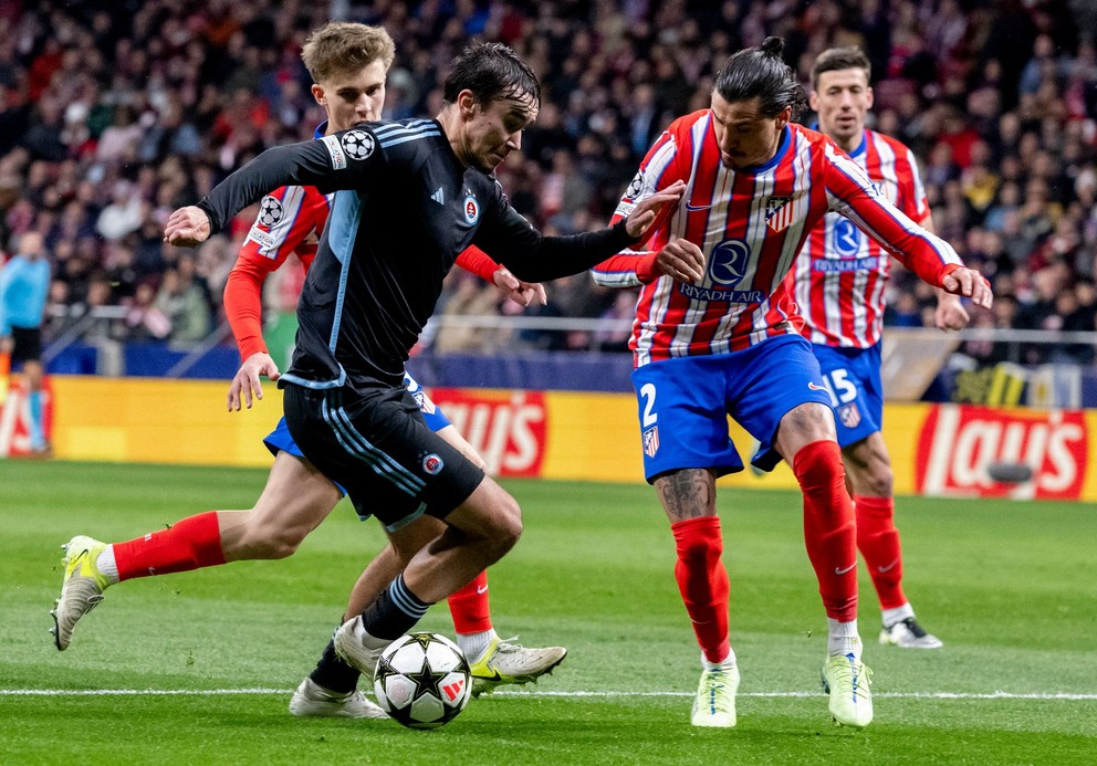 Na snímke vľavo Dávid Strelec (Slovan) a vpravo José Giménez (Atletico) počas futbalového zápasu 6. kola ligovej fázy Ligy majstrov Atletico Madrid - ŠK Slovan Bratislava 11. decembra 2024 v Madride. 