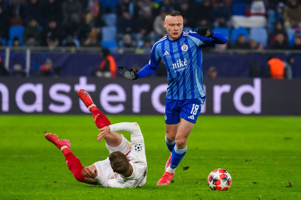 Na snímke zľava Maximilian Mittelstädt (Stuttgart) a Nino Marcelli (Slovan) v zápase 7. kola ligovej fázy Ligy majstrov vo futbale ŠK Slovan Bratislava - VfB Stuttgart v utorok 21. januára 2025 v Bratislave. 