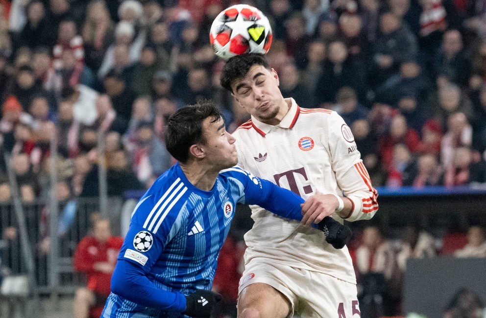 Na snímke sprava Aleksandar Pavlovič (Bayern) a David Strelec (Slovan) bojujú o loptu počas zápasu záverečného 8. kola ligovej fázy Ligy majstrov vo futbale Bayern Mníchov - Slovan Bratislava v Mníchove v stredu 29. januára 2025. 