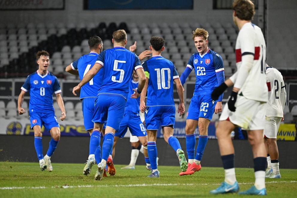 Radosť slovenských futbalových reprezentantov do 21 rokov (ilustračná fotografia zo zápasu proti Portugalsku U21 v Trenčíne, 18.11.2024)