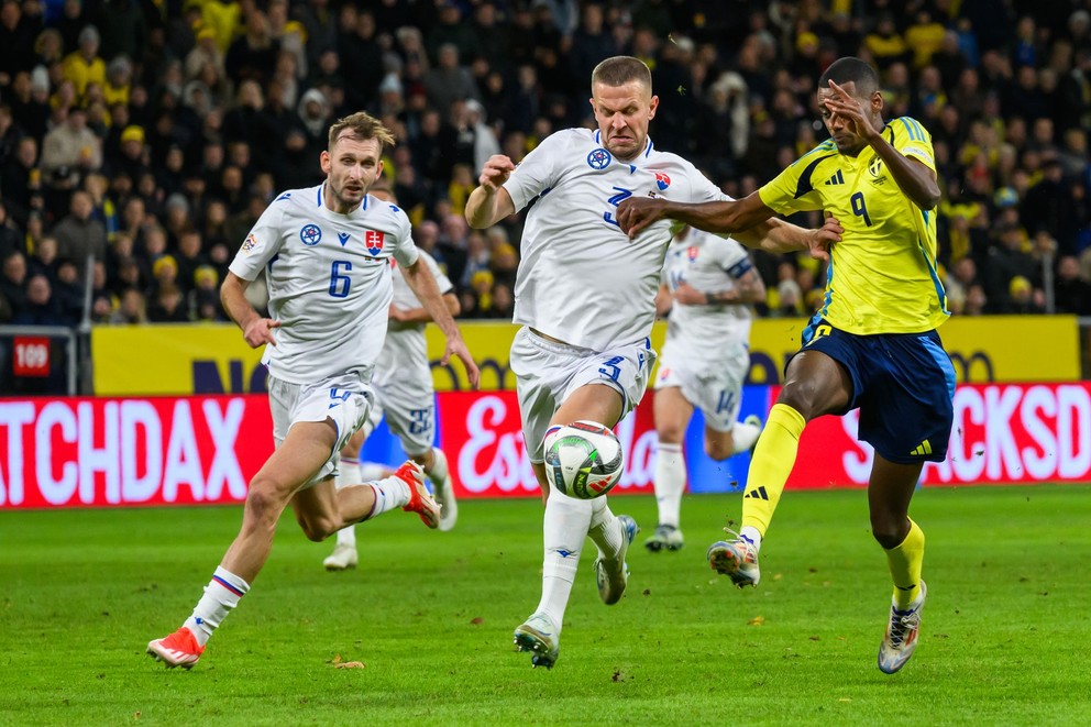 Na snímke zľava Norbert Gyömbér (Slovensko), Denis Vavro (Slovensko) a Alexander Isak (Švédsko) počas zápasu 5. kola C-divízie Ligy národov Švédsko - Slovensko v sobotu 16. novembra 2024 v Štokholme. 