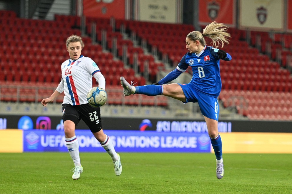 Na snímke vpravo hráčka Slovenska Klaudia Fabová a hráčka Faerských ostrovov Durita Hummeland počas zápasu Ligy národov skupiny C medzi Slovenskom a Faerskými ostrovmi v Trnave v piatok 21. februára 2025. 