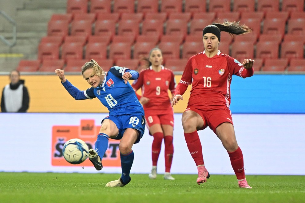 Na snímke vľavo hráčka Slovenska Dominika Škorvánková strieľa gól na 1:0, vpravo sa prizerá  hráčka Moldavska Madalina Badiceanuová počas zápasu 2. kola 1. skupiny C-divízie Ligy národov Slovensko - Moldavsko v Trnave v utorok 25. februára 2025. 