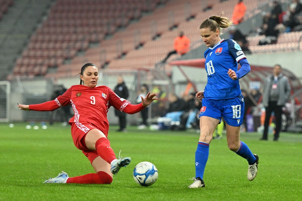 Na snímke vpravo hráčka Slovenska Dominika Škorvánková a hráčka Moldavska Daniela Mardariová počas zápasu 2. kola 1. skupiny C-divízie Ligy národov Slovensko - Moldavsko v Trnave v utorok 25. februára 2025. 