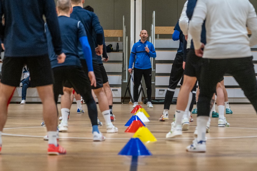 Tréner Marián Berky na tréningu futsalovej reprezentácie SR A v rámci prípravy na kvalifikačný zápas v Poľsku (30.1.2025, Šamorín). 