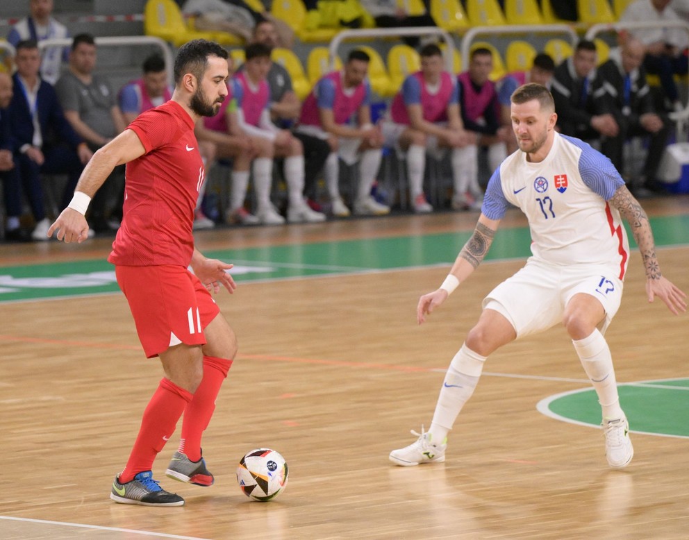 Na snímke zľava Burak Ugurlu (Turecko) a Patrik Zaťovič (Slovensko) v zápase 3. skupiny hlavného kola kvalifikácie ME 2026 vo futsale medzi Slovenskom a Tureckom 7. marca 2025 v Leviciach.