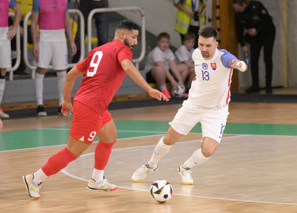 Na archívnej snímke zľava Kahan Ozcan (Turecko) a Martin Doša (Slovensko) v zápase 3. skupiny hlavného kola kvalifikácie ME 2026 vo futsale medzi Slovenskom a Tureckom 7. marca 2025 v Leviciach. 