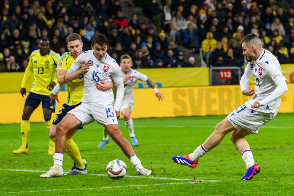 Na snímke sprava Matúš Bero (Slovensko), David Strelec (Slovensko) a Gabriel Gudmundsson (Švédsko) počas zápasu 5. kola C-divízie Ligy národov Švédsko - Slovensko v sobotu 16. novembra 2024 v Štokholme. 