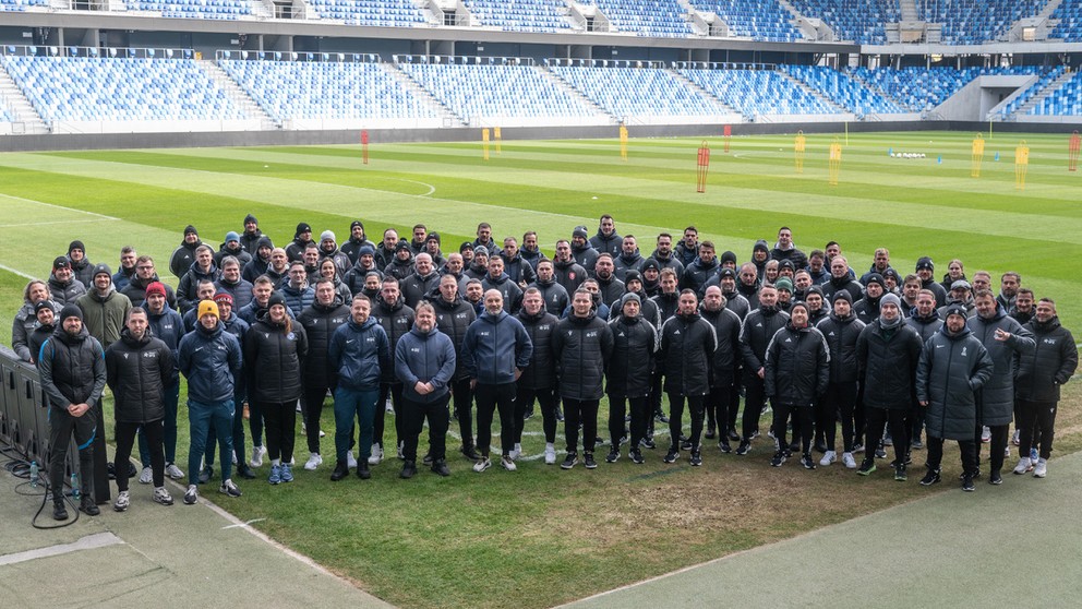 Snímka zo stretnutie študentov trénerskej UEFA PRO licencie krajín V4 na Slovensku (Bratislava, 18.2.2025).