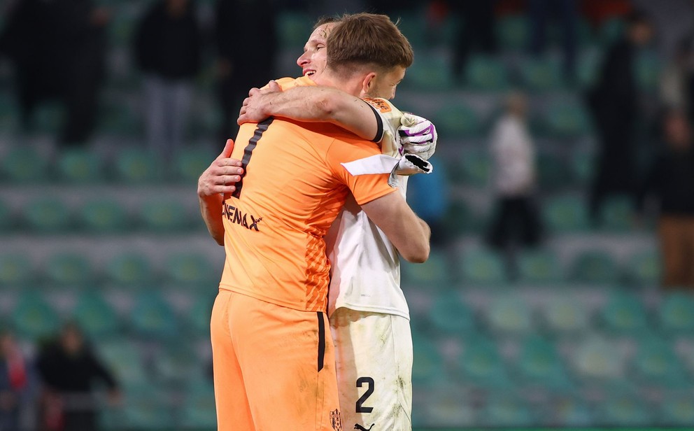 Na snímke zľava sa radujú z víťazstva brankár Trnavy Žiga Frelih a Lukáš Štetina po zápase štvrťfinále Slovnaft Cupu medzi MŠK Žilina - FC Spartak Trnava v utorok 11. marca 2025 v Žiline.  