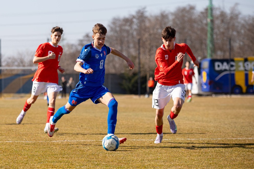 Patrik Sopko (8), Ali Karadas (12) v prípravnom zápase Slovensko U15 – Rakúsko U15 v Dunajskej Strede (6.3.2025)