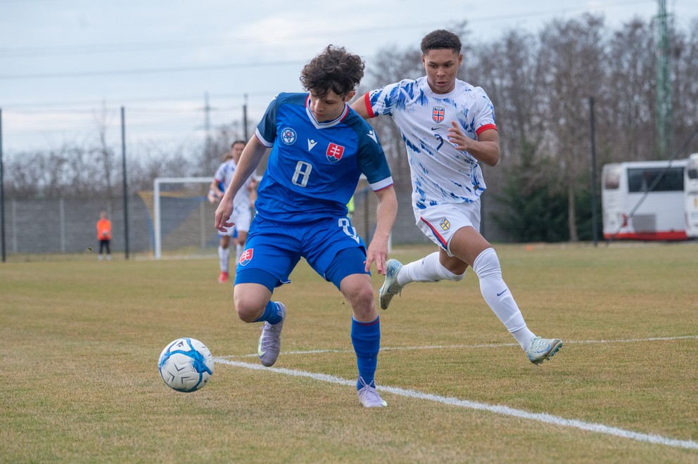 Peter Iuhanyak (v modrom) a Daniel Bayan Sylte v súboji v prípravnom medzištátnom zápase Slovensko U16 – Nórsko U16 v Dunajskej Strede (11.3.2025) 