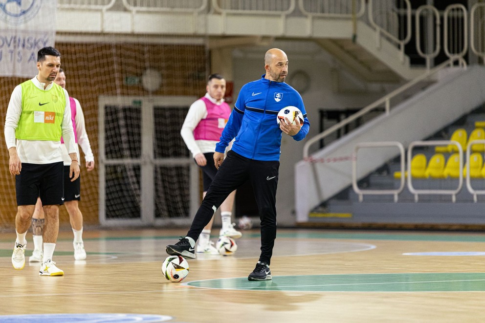 Tréner slovenskej futsalovej reprezentácie Marián Berky na tréningu počas zrazu pred kvalifikačným dvojzápasom s Tureckom (Levice, 5.3.2025).