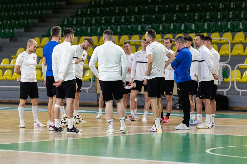 Slovenská futsalová reprezentácia  na tréningu počas zrazu pred kvalifikačným dvojzápasom s Tureckom (Levice, 5.3.2025).