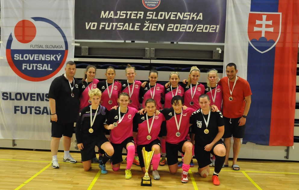Druhé miesto na Majstrovstvách Slovenska vo futsale žien obsadili futsalistky TNF Prievidza.