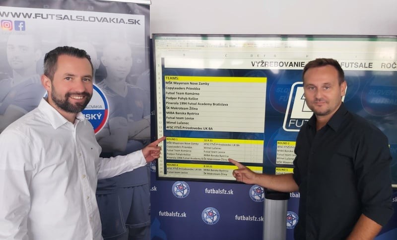 Futsalový koordinátor na SFZ Marek Kováčik a predseda Sovenského futsalu Tomáš Takáč po žrebe novej extraligovej sezóny 2021/2022 na pôde SFZ.
