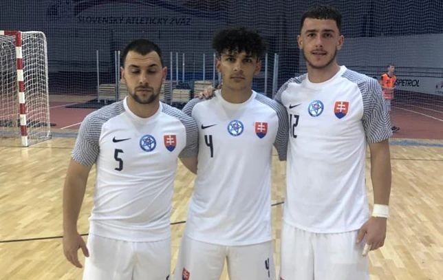 V druhom vzájomnom zápase proti USA (3:0) na Pre-World Cup Futsal Day debutovali hráči MAYERSOM MŠK Nových Zámkov Richard Marík (5), Marcel Marík (4) a Patrik Molda (12).