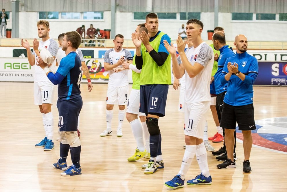 Slovenskí futsaloví reprezentanti ďakujú divákom po zápase proti Maroku, ktorý prehrali 1:4.