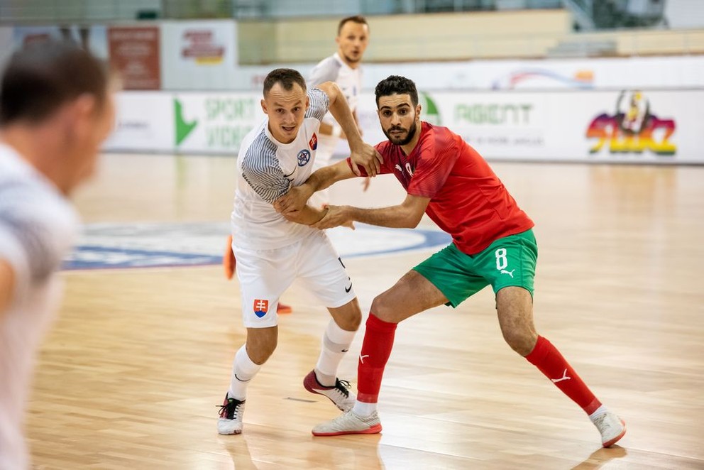 Gabriel Rick v súboji o loptu so Saadom Kniom v zápase Slovenko - Maroko na turnaji Pre-World Cup Futsal Days v Bratislave 3. septembra 2021.