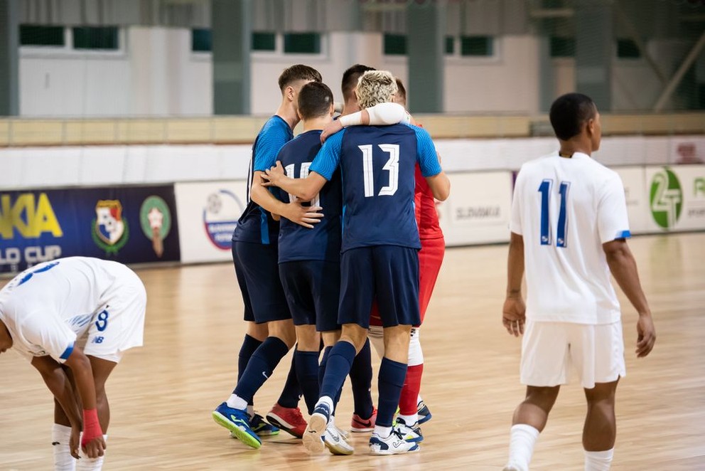 Radosť slovenských futsalových reprezentantov po jednom z gólov do siete Panamy na turnaji Pre-World Cup Futsal Days v bratislavskej hale Elán 6. septembra 2021.