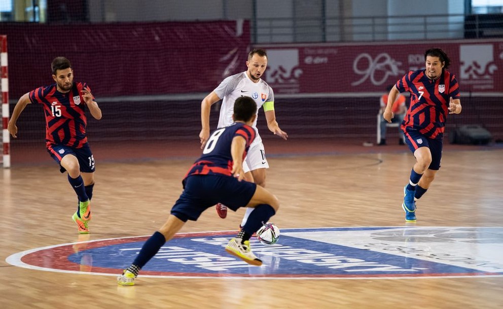 Slovenský reprezentant Tomáš Drahovský bojuje o loptu s Američanmi v druhom vzájomnom zápase na Pre-World Cup Futsal Days v Bratislave 7. septembra 2021.