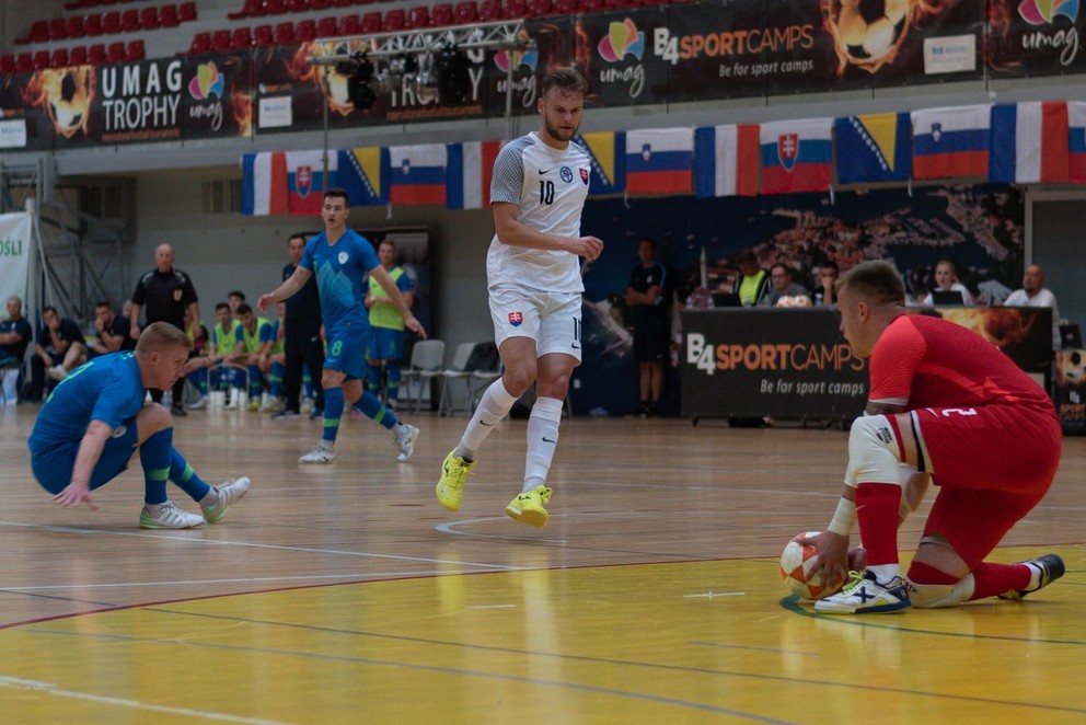 Dominik Ostrák a ?arek Karpiak v súboji proti Slovinsku na Umag Nations Cup 2021 v sobotu 25. septembra 2021.