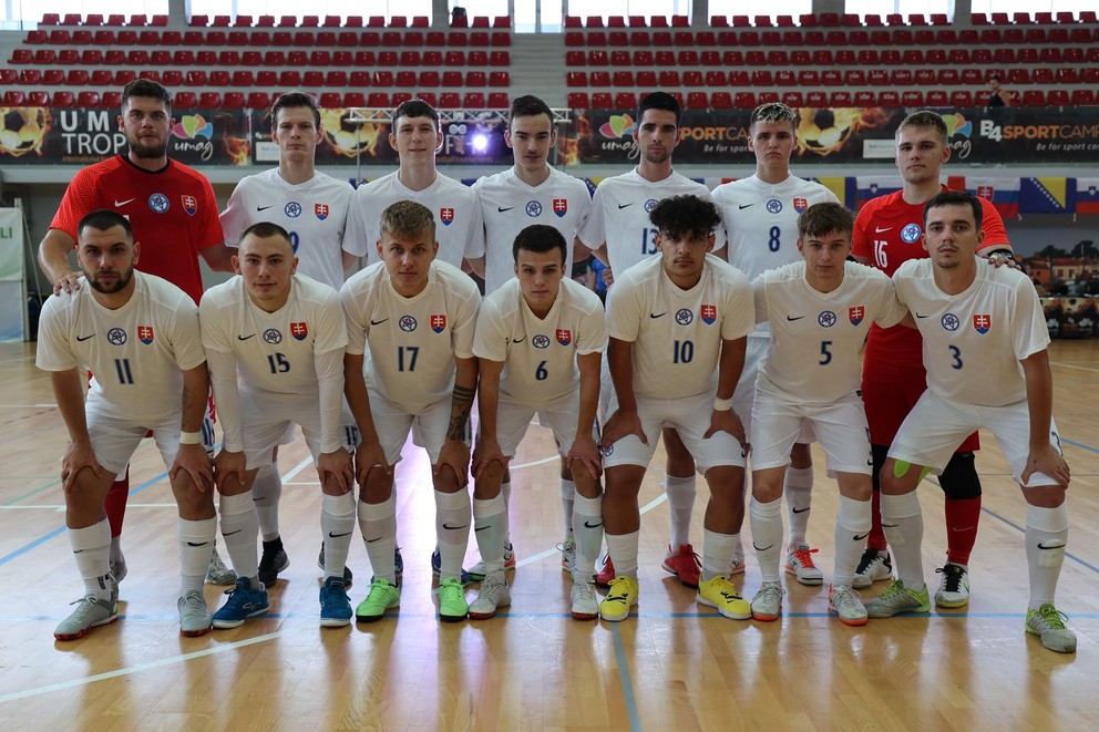 Slovenská futsalová reprezentácia do 21 rokov pred zápasom proti Francúzsku na Umag Nations Cupe 2021 v chorvátskom Novigrade 27. septembra 2021.